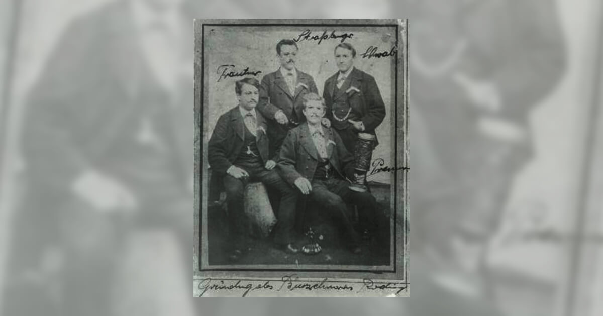Altes Foto von 4 Männern mit Anzug