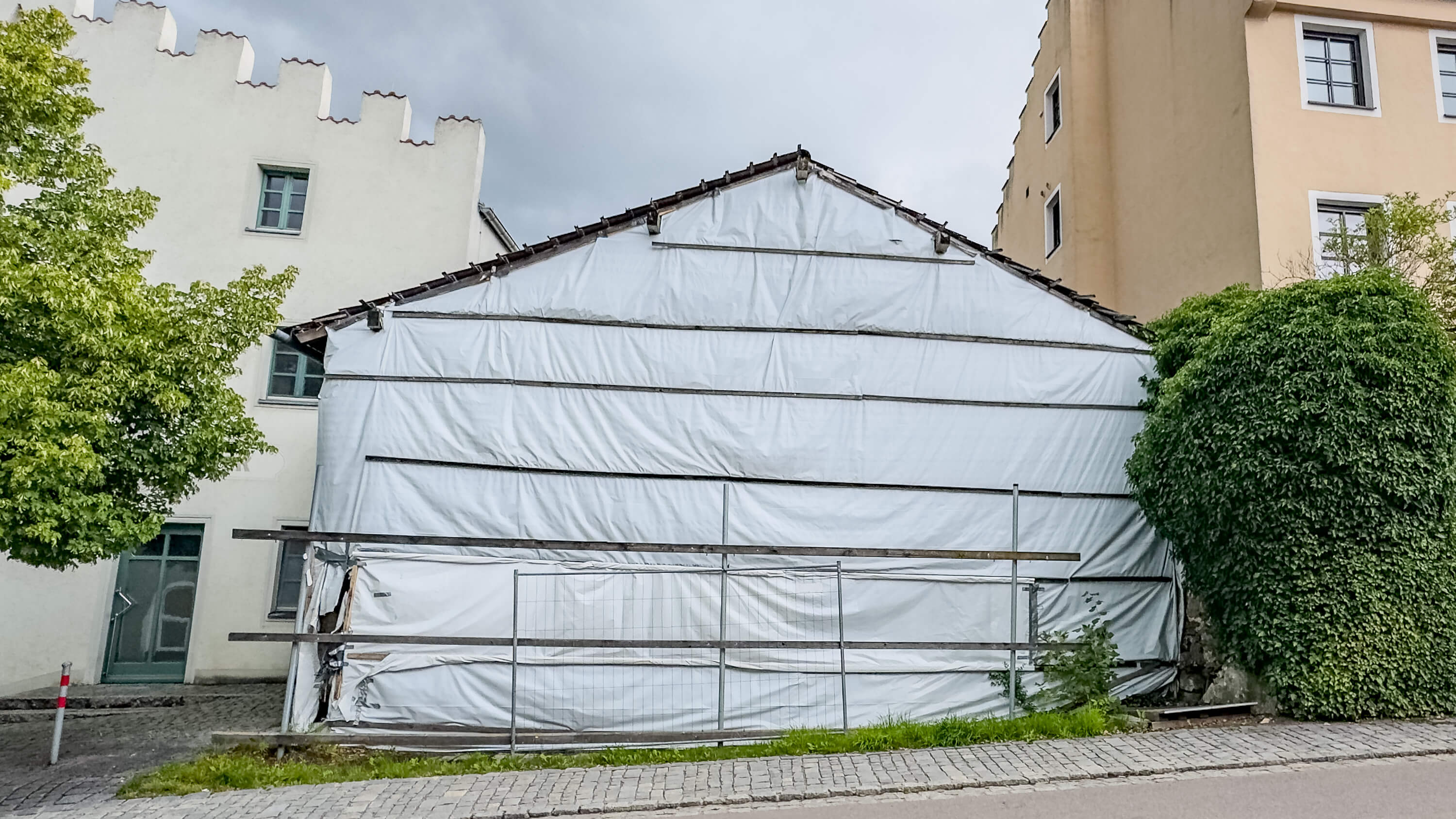 Platzerstadl mit einer Folie abgehängt