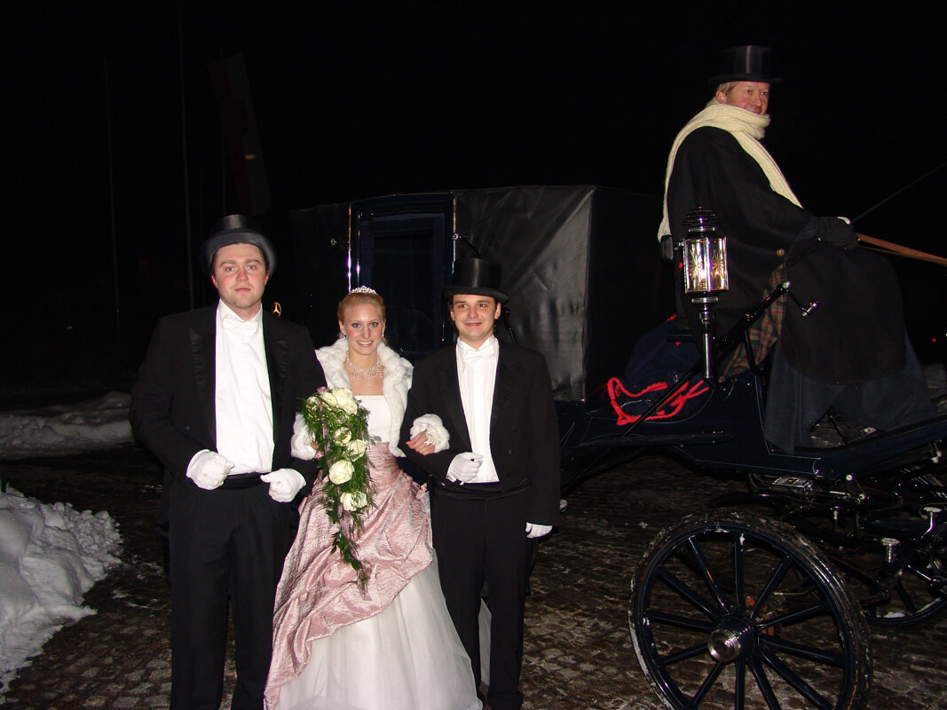 Die Ballkönigin 2010 steigt aus der Kutsche
