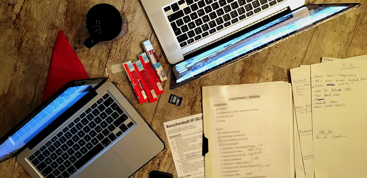 zwei MacBooks auf dem Schreibtisch