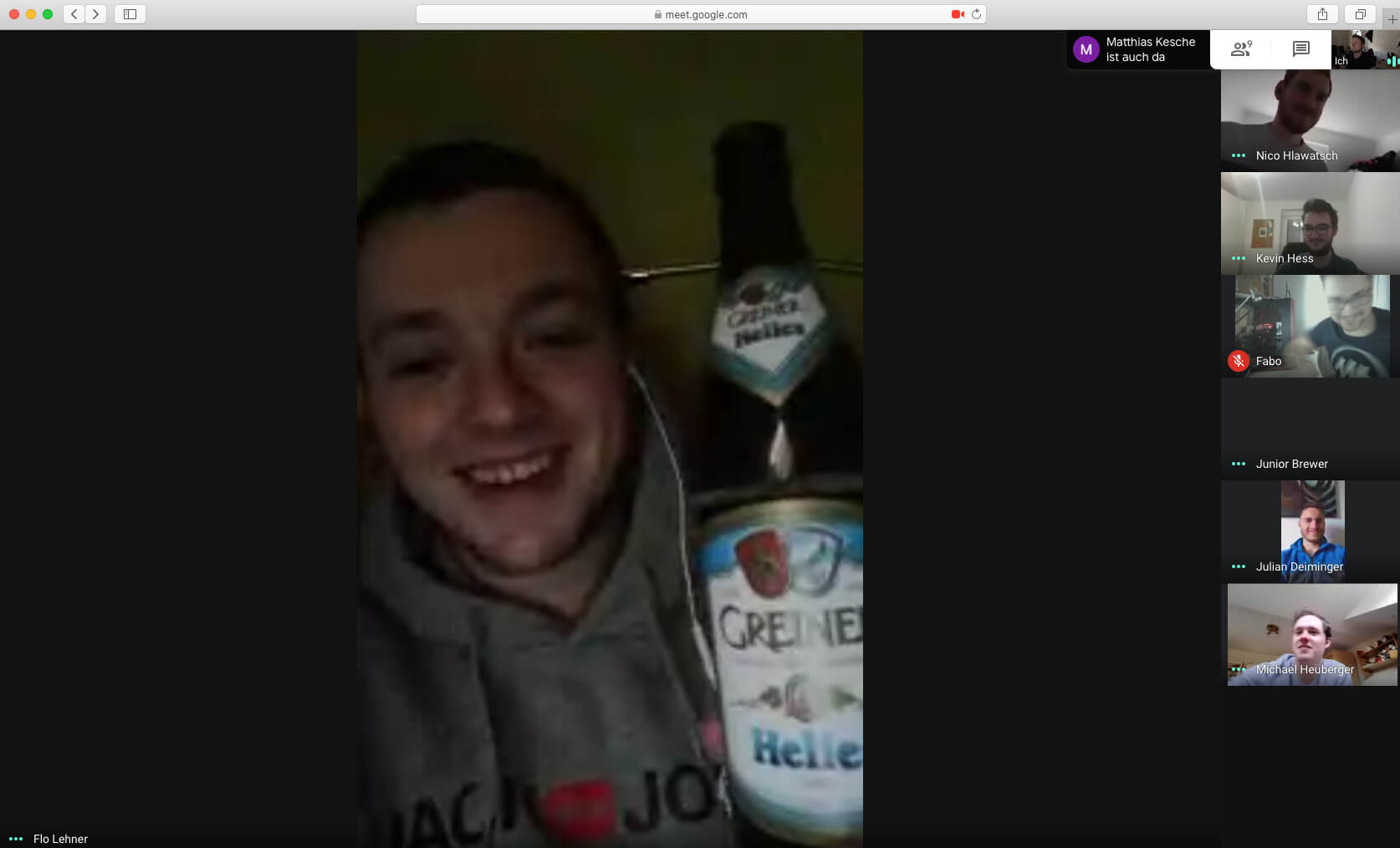 Bursch hält Bierflasche