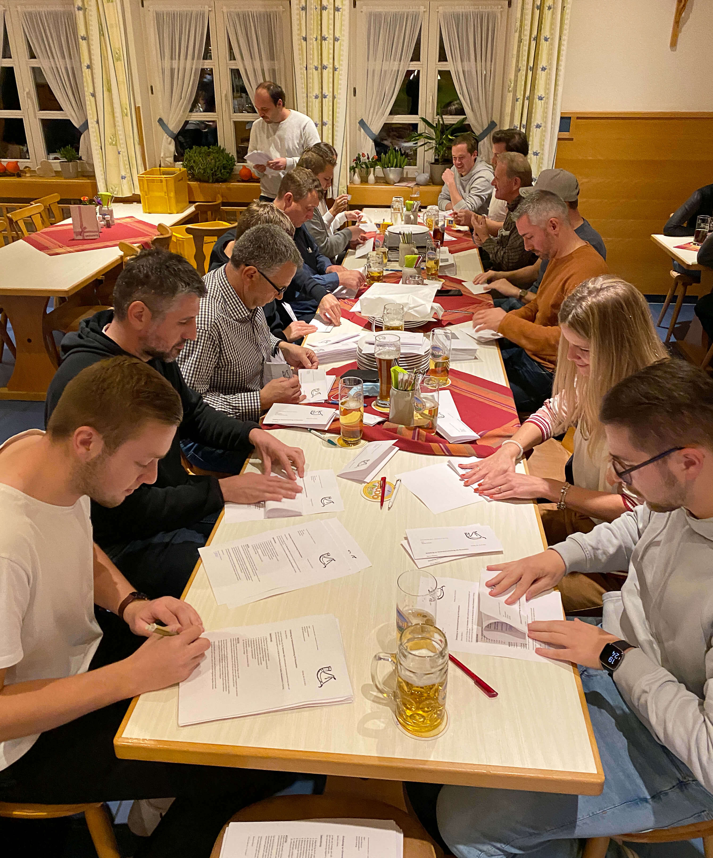 Personengruppe faltet Briefe