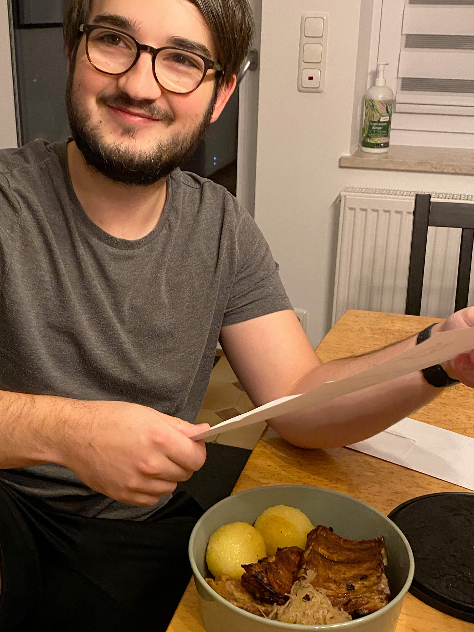 Glücklicher Mann mit Brief und Essen