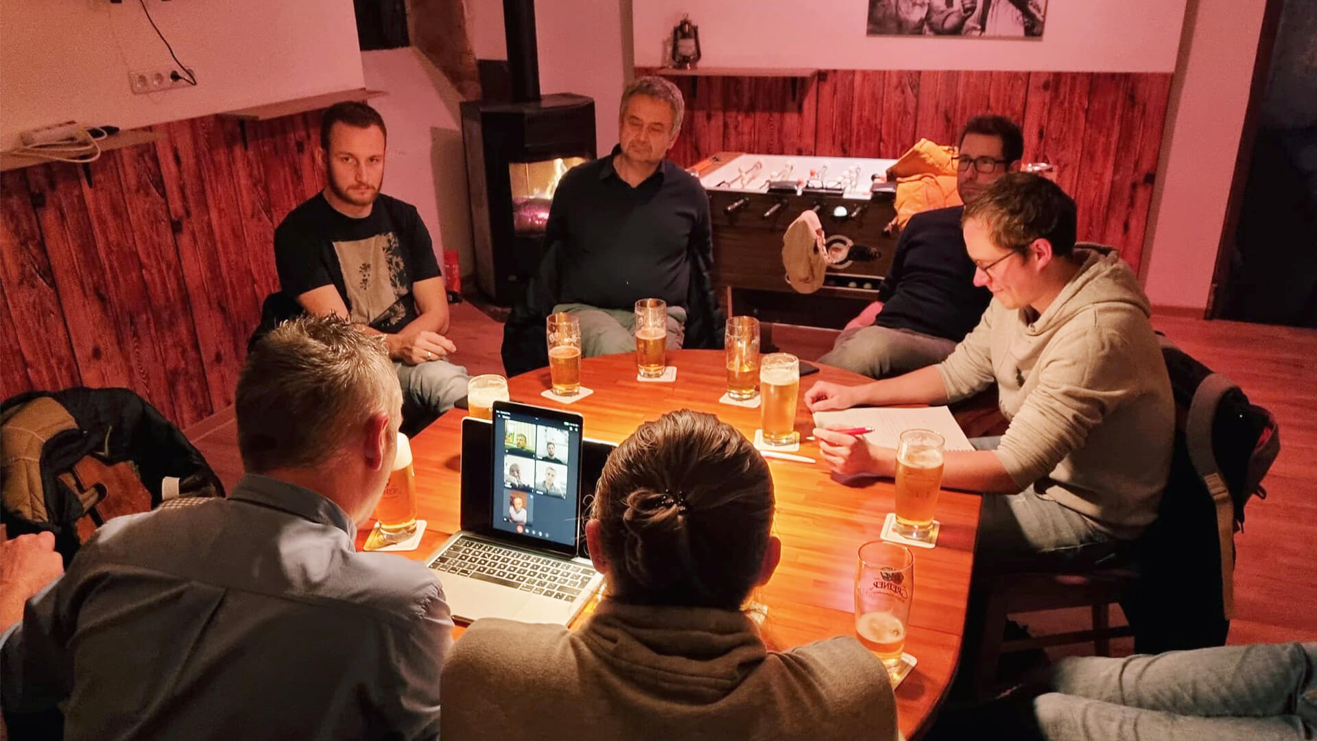 Personen sitzen um einen großen Tisch