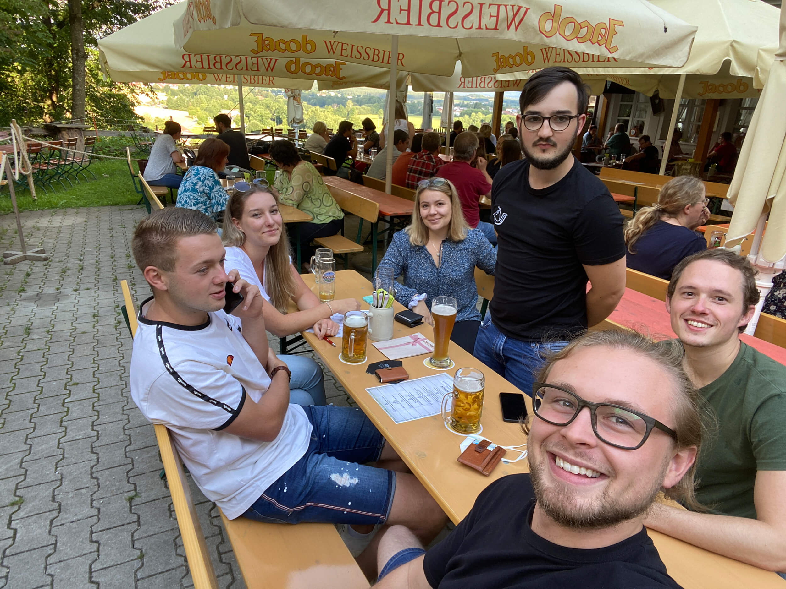 Burschen am Biertisch