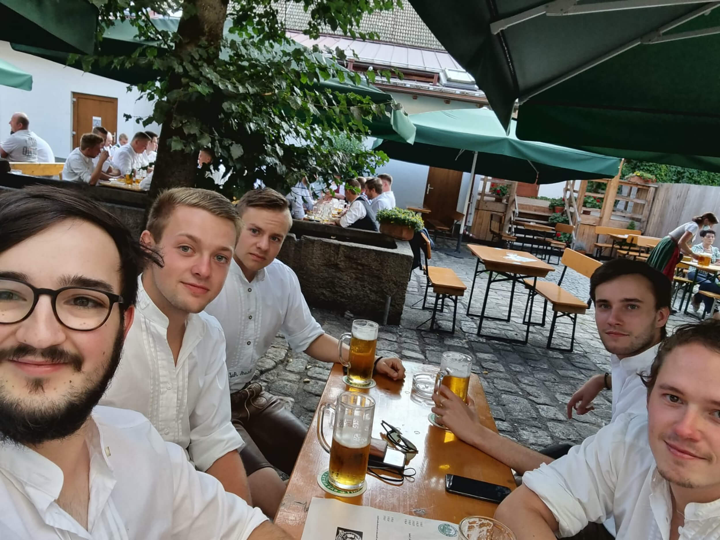 Burschen am Biertisch
