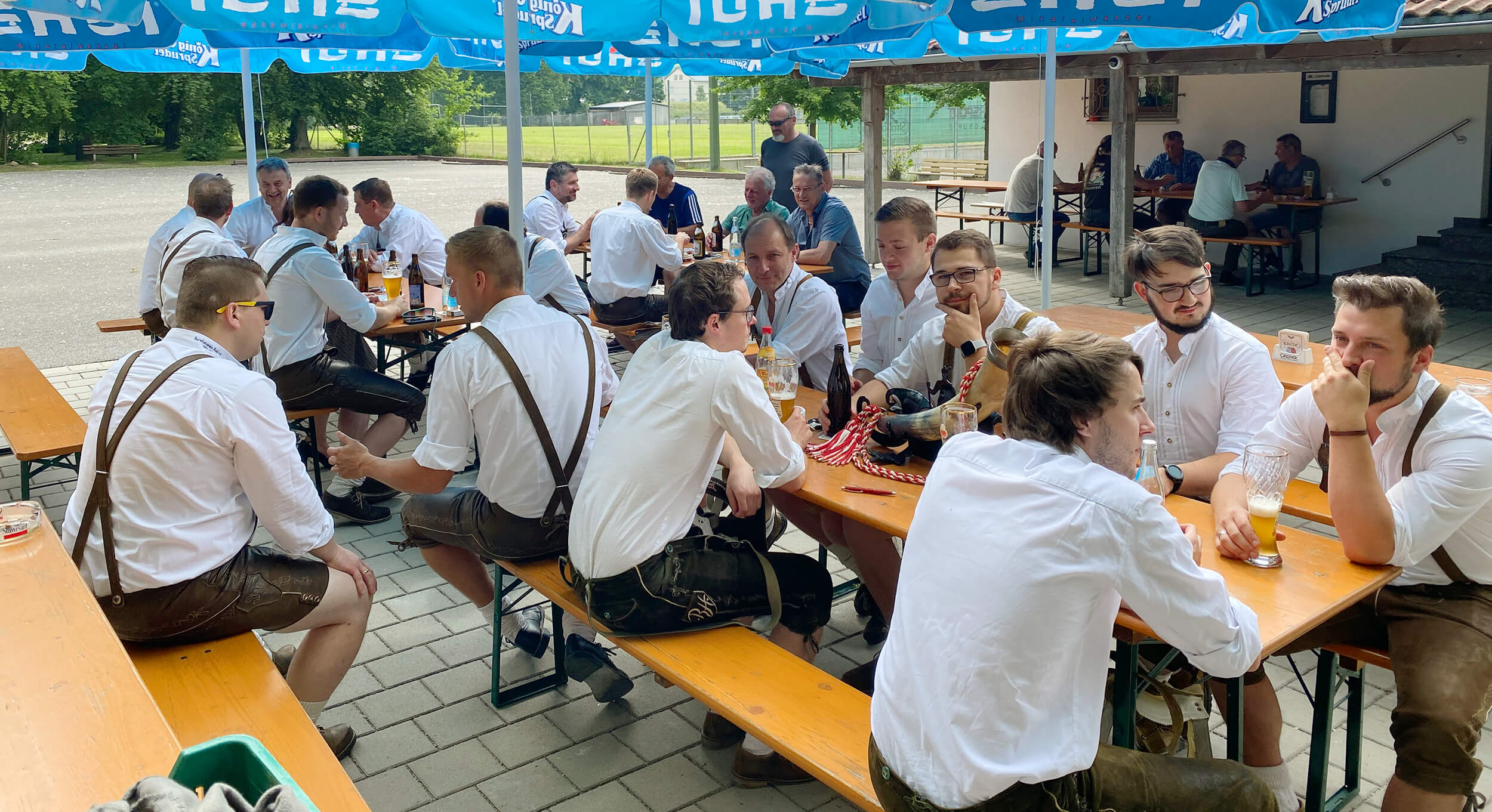 Burschen sitzen beim Essen