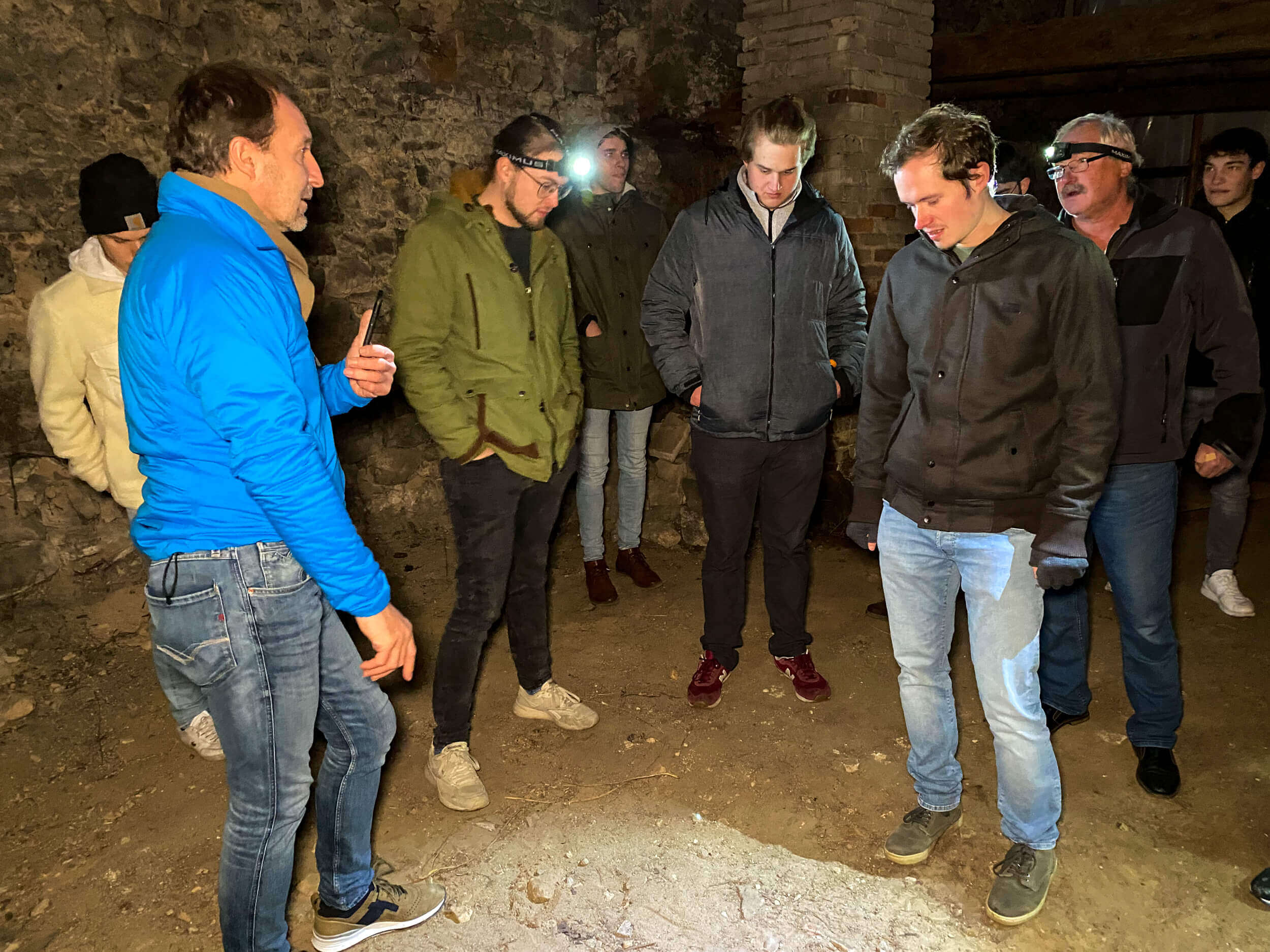 Personengruppe steht in einem Halbkreis