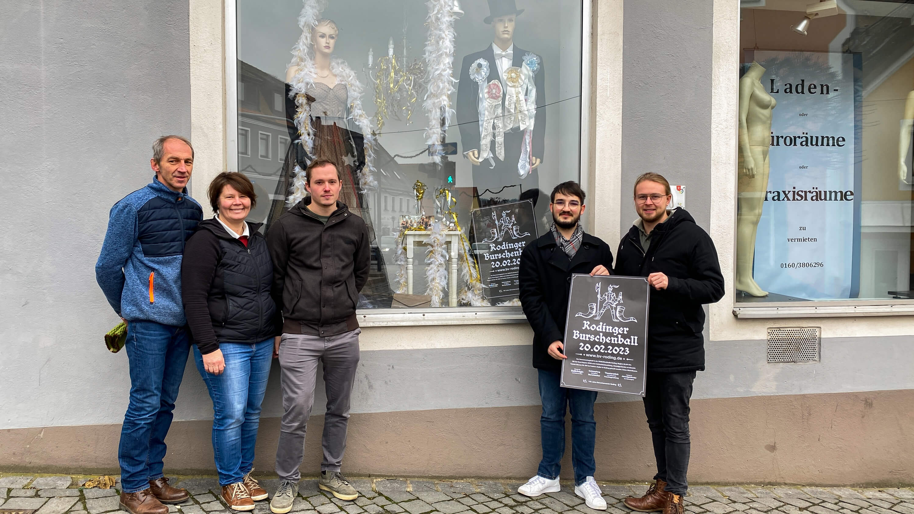 Gruppenfoto vor dem Schaufenster