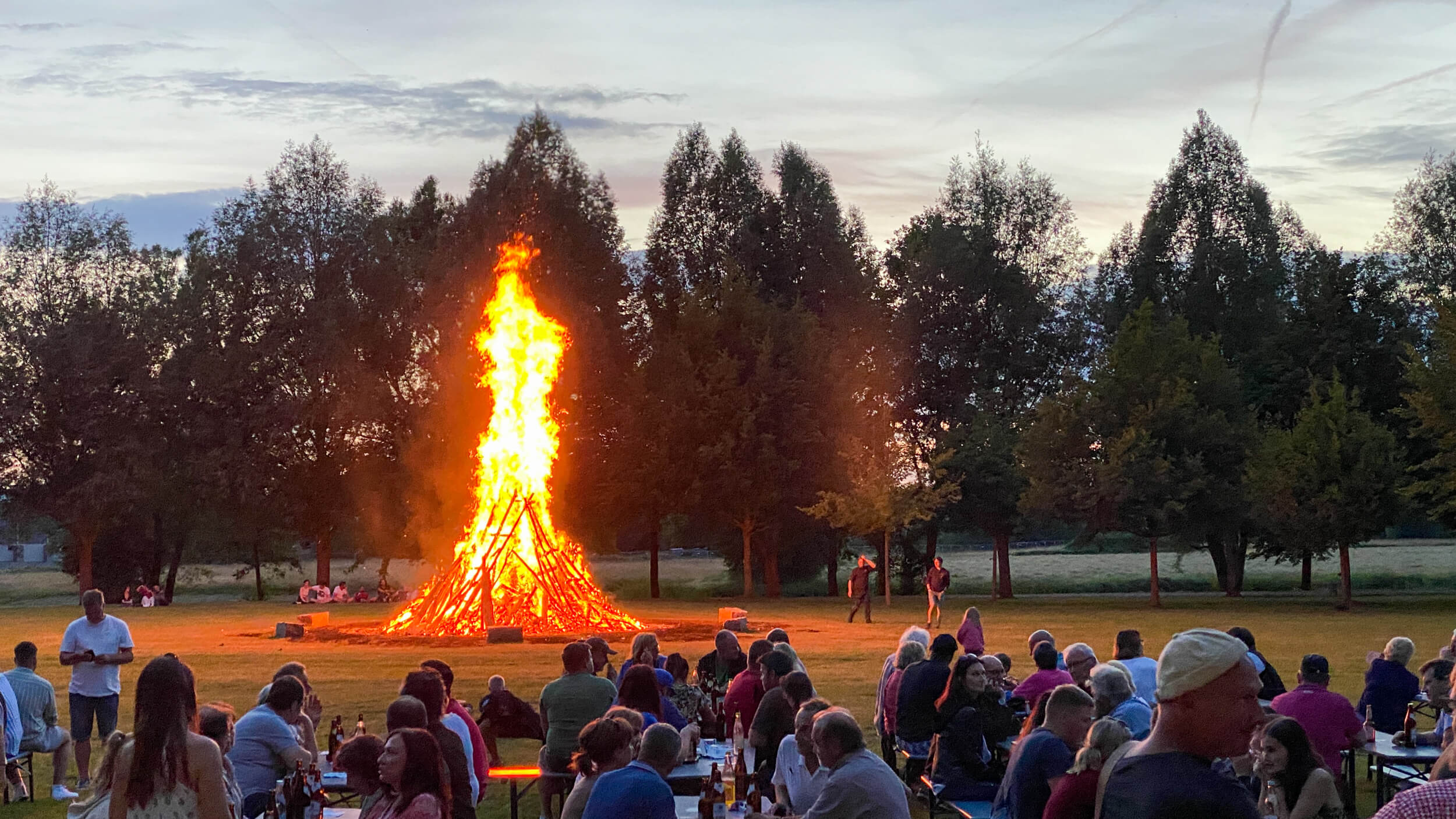 Johannifeuer mit Menschengruppe