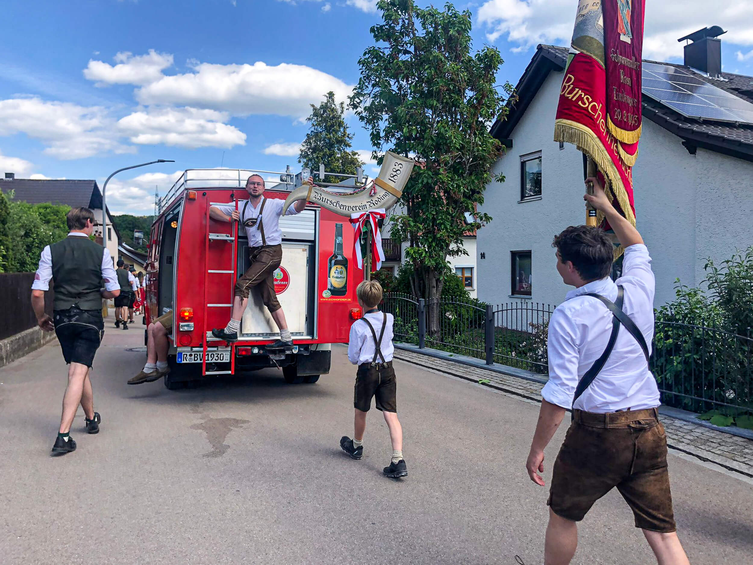Feuerwehrauto mit Burschen